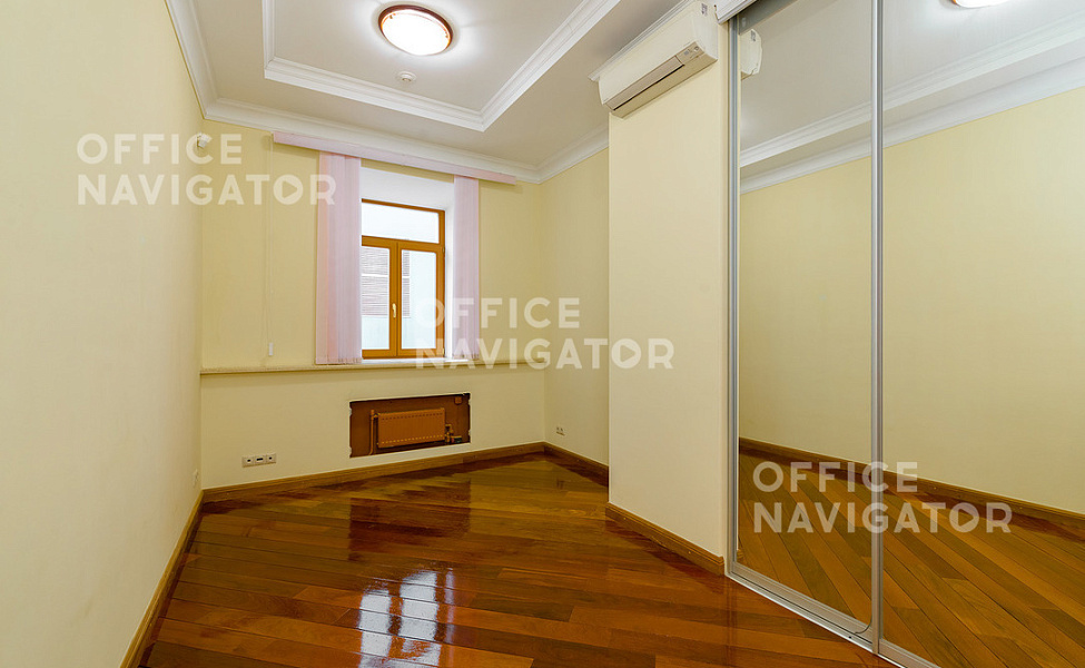 Продажа офиса 128.6 м², 1 этаж, в бизнес-центре Леонтьевский пер., 11
