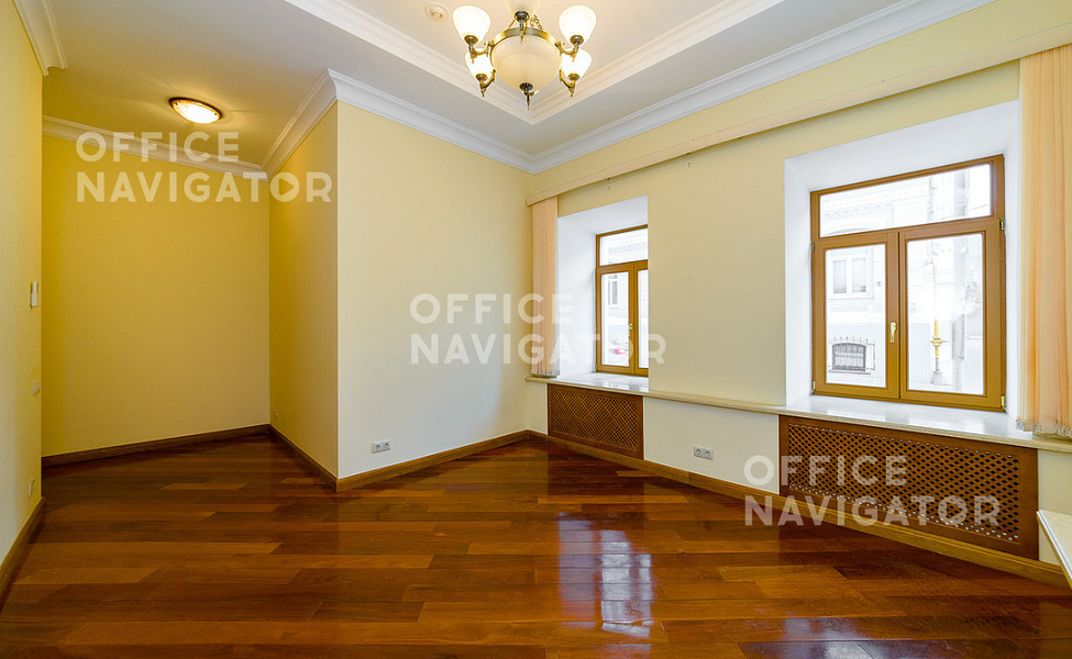 Продажа офиса 128.6 м², 1 этаж, в бизнес-центре Леонтьевский пер., 11
