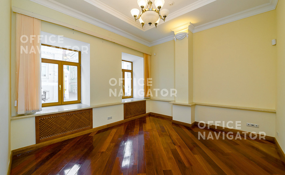 Продажа офиса 128.6 м², 1 этаж, в бизнес-центре Леонтьевский пер., 11
